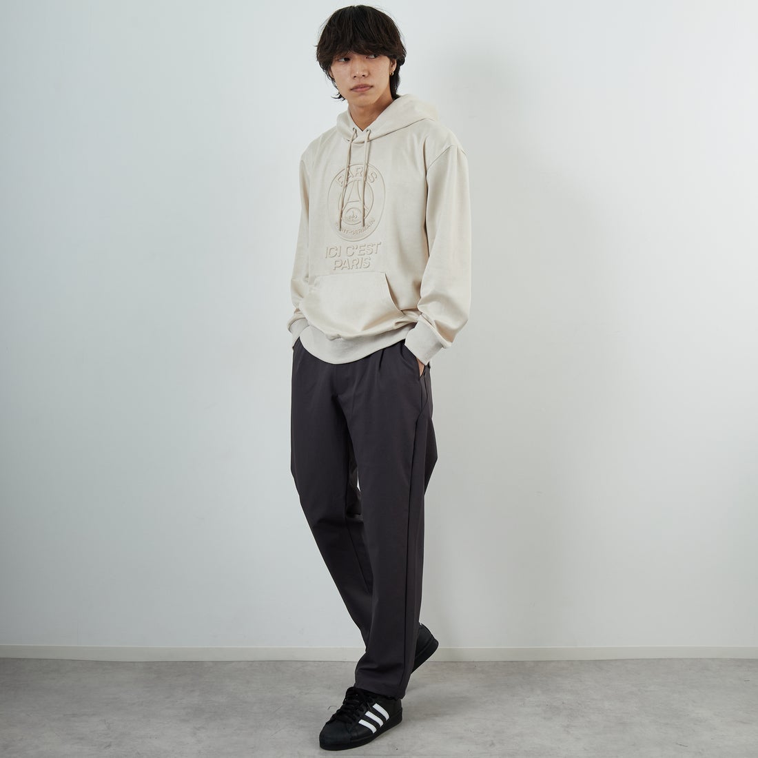 PARIS SAINT-GERMAN [パリ・サンジェルマン] PSG ポリスエードエンボスロゴフーディ [PS0625FW0001] IVORY &&モデル身長：179cm 着用サイズ：XL&&