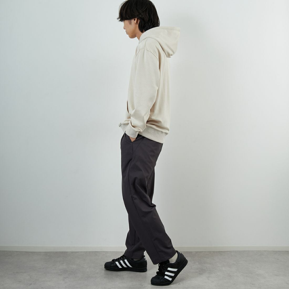 PARIS SAINT-GERMAN [パリ・サンジェルマン] PSG ポリスエードエンボスロゴフーディ [PS0625FW0001] IVORY &&モデル身長：179cm 着用サイズ：XL&&