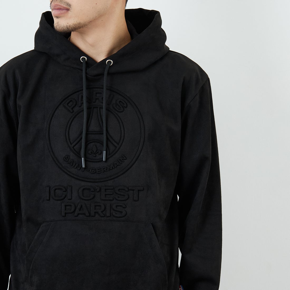 PARIS SAINT-GERMAN [パリ・サンジェルマン] PSG ポリスエードエンボスロゴフーディ [PS0625FW0001] BLACK &&モデル身長：168cm 着用サイズ：M&&