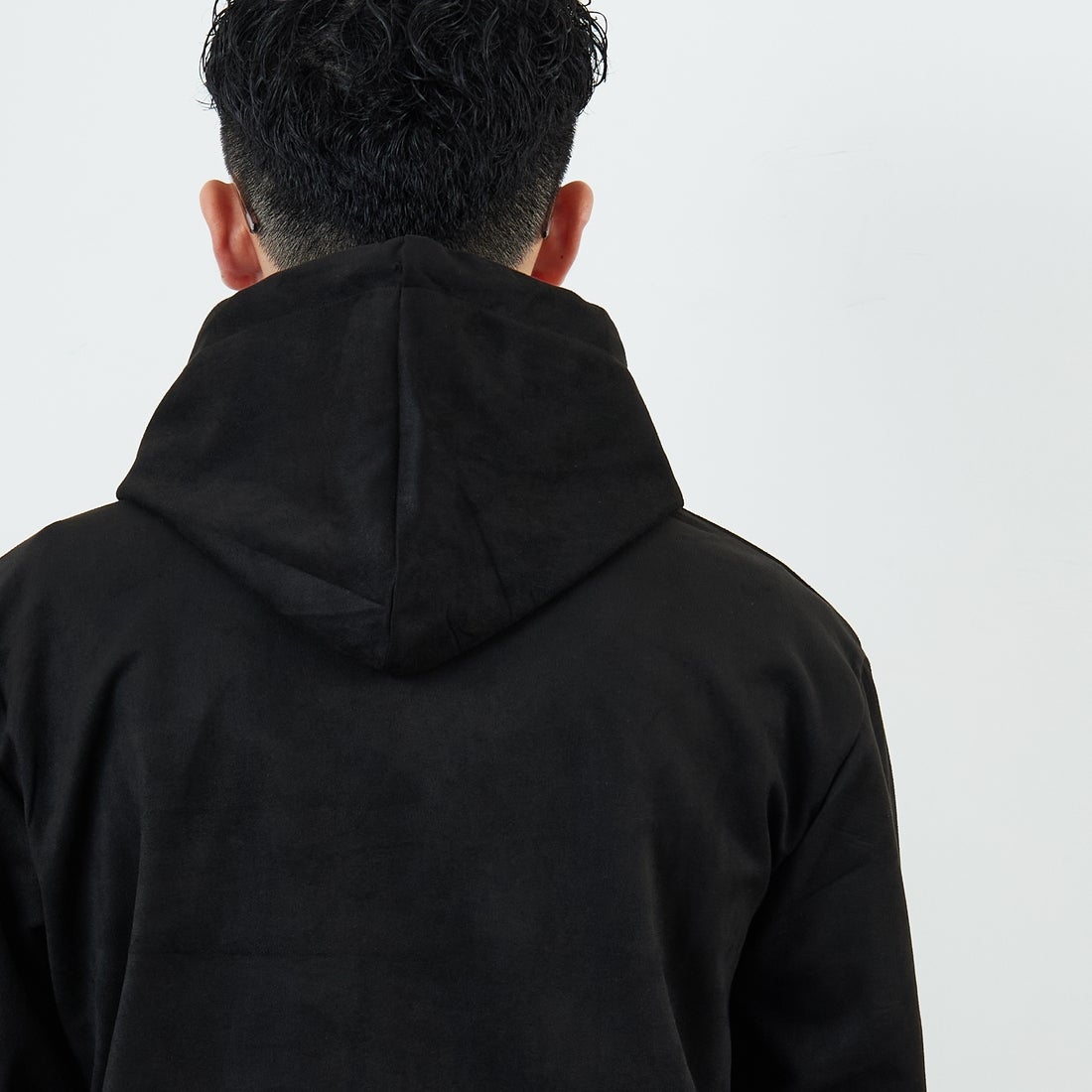PARIS SAINT-GERMAN [パリ・サンジェルマン] PSG ポリスエードエンボスロゴフーディ [PS0625FW0001] BLACK &&モデル身長：168cm 着用サイズ：M&&