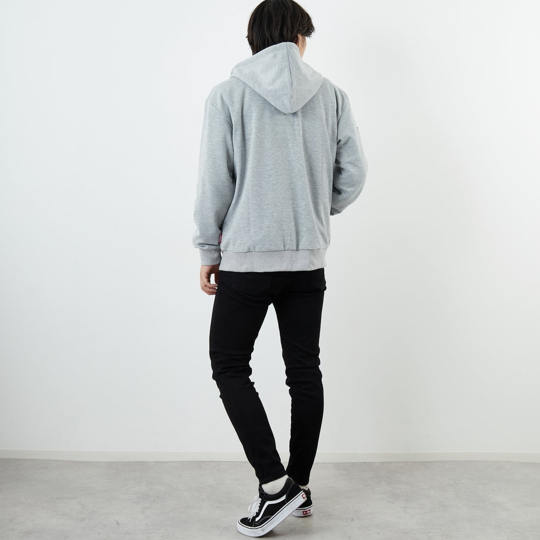 PARIS SAINT-GERMAN [パリ・サンジェルマン] PSG ロゴ刺繍テックフリースフルジップフーディ [PS0625FW0003] GRAY &&モデル身長：179cm 着用サイズ：XL&&