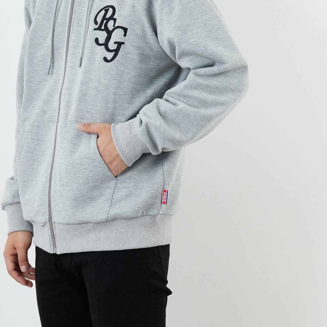 PARIS SAINT-GERMAN [パリ・サンジェルマン] PSG ロゴ刺繍テックフリースフルジップフーディ [PS0625FW0003] GRAY &&モデル身長：179cm 着用サイズ：XL&&