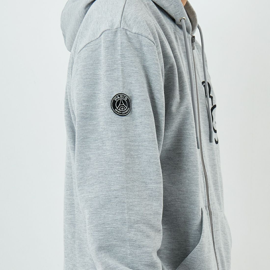 PARIS SAINT-GERMAN [パリ・サンジェルマン] PSG ロゴ刺繍テックフリースフルジップフーディ [PS0625FW0003] GRAY &&モデル身長：179cm 着用サイズ：XL&&