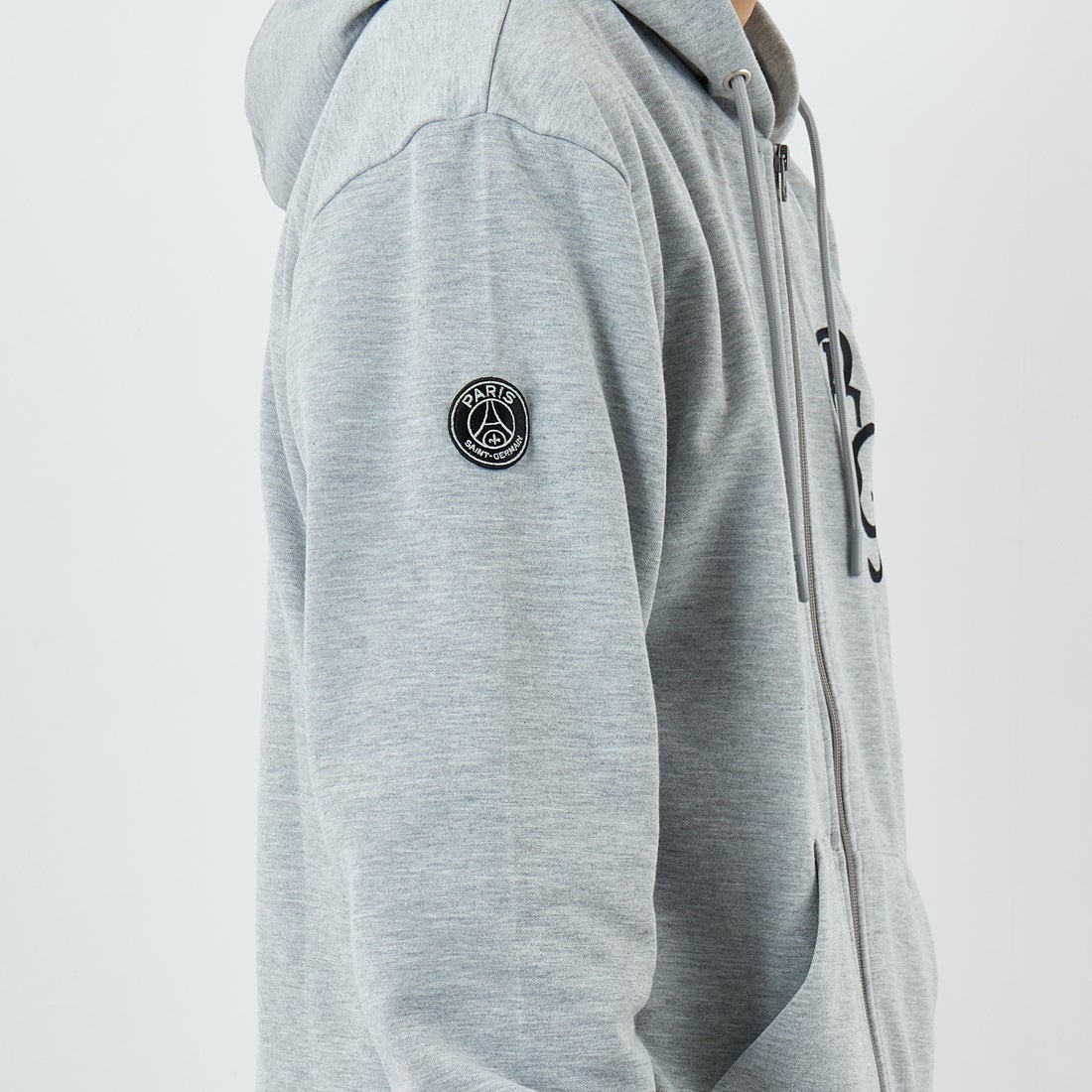 PARIS SAINT-GERMAN [パリ・サンジェルマン] PSG ロゴ刺繍テックフリースフルジップフーディ [PS0625FW0003] GRAY &&モデル身長：179cm 着用サイズ：XL&&