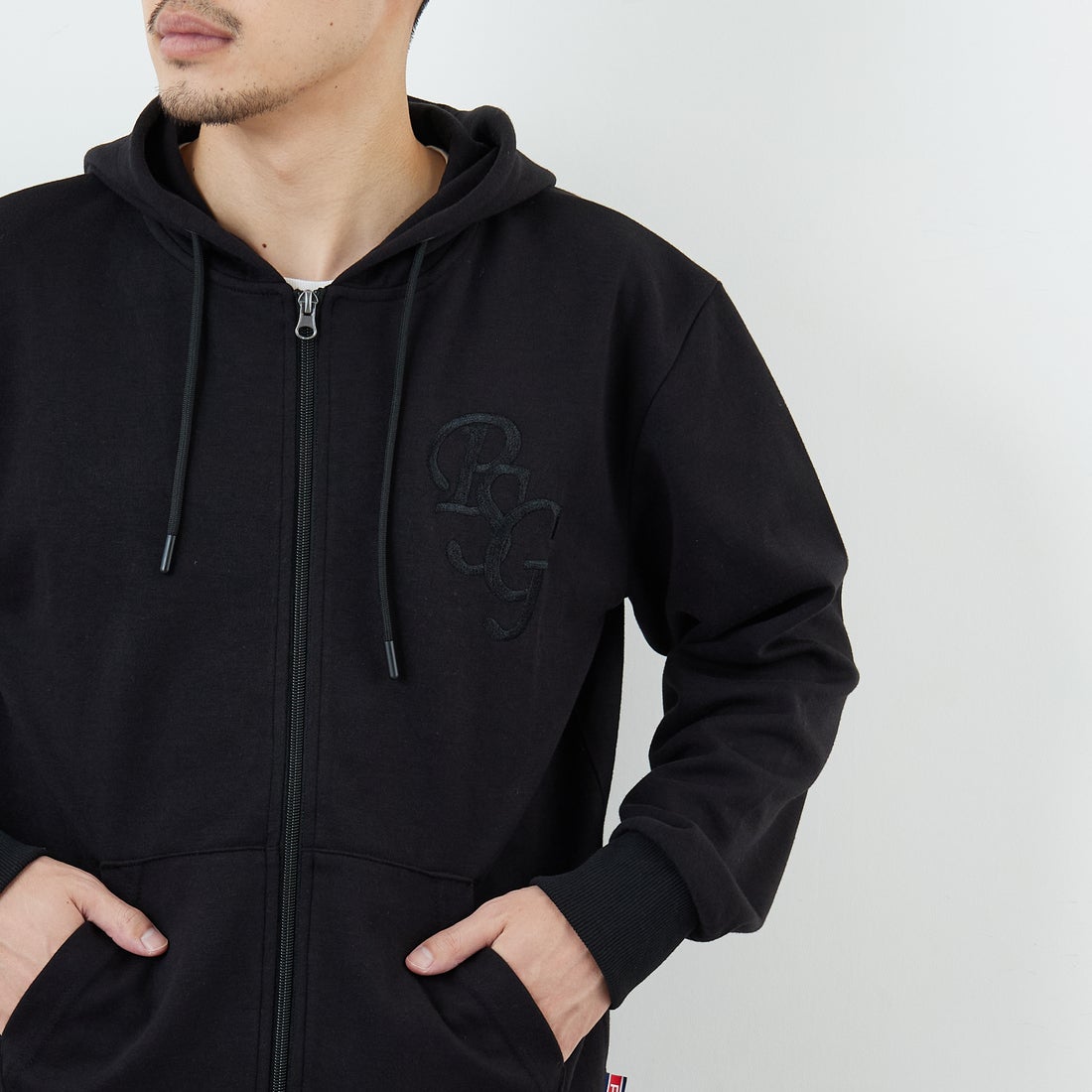 PARIS SAINT-GERMAN [パリ・サンジェルマン] PSG ロゴ刺繍テックフリースフルジップフーディ [PS0625FW0003] BLACK &&モデル身長：168cm 着用サイズ：M&&