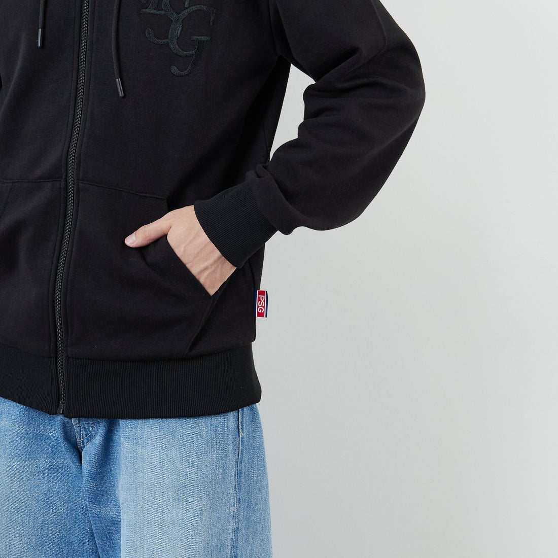 PARIS SAINT-GERMAN [パリ・サンジェルマン] PSG ロゴ刺繍テックフリースフルジップフーディ [PS0625FW0003] BLACK &&モデル身長：168cm 着用サイズ：M&&