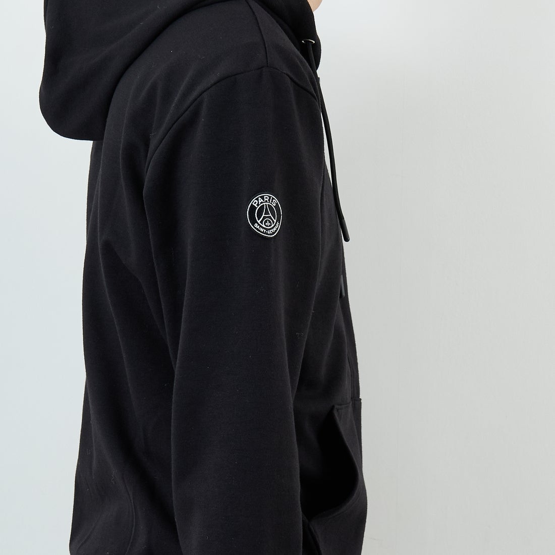 PARIS SAINT-GERMAN [パリ・サンジェルマン] PSG ロゴ刺繍テックフリースフルジップフーディ [PS0625FW0003] BLACK &&モデル身長：168cm 着用サイズ：M&&