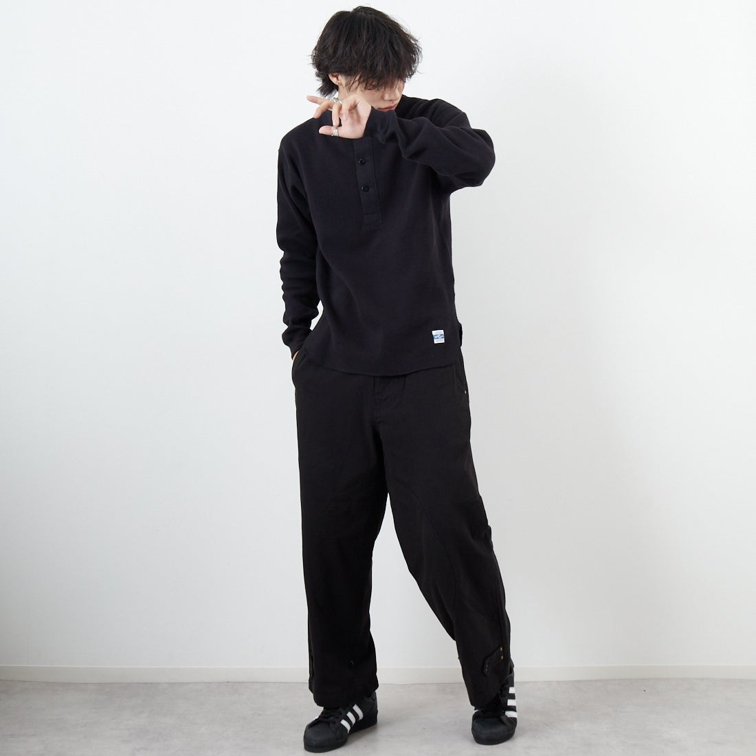 ARMY TWILL SANFORIZED [アーミーツイル サンフォライズド] ダックフィールドパンツ [AM-2555003] BLACK &&モデル身長：179cm 着用サイズ：L&&