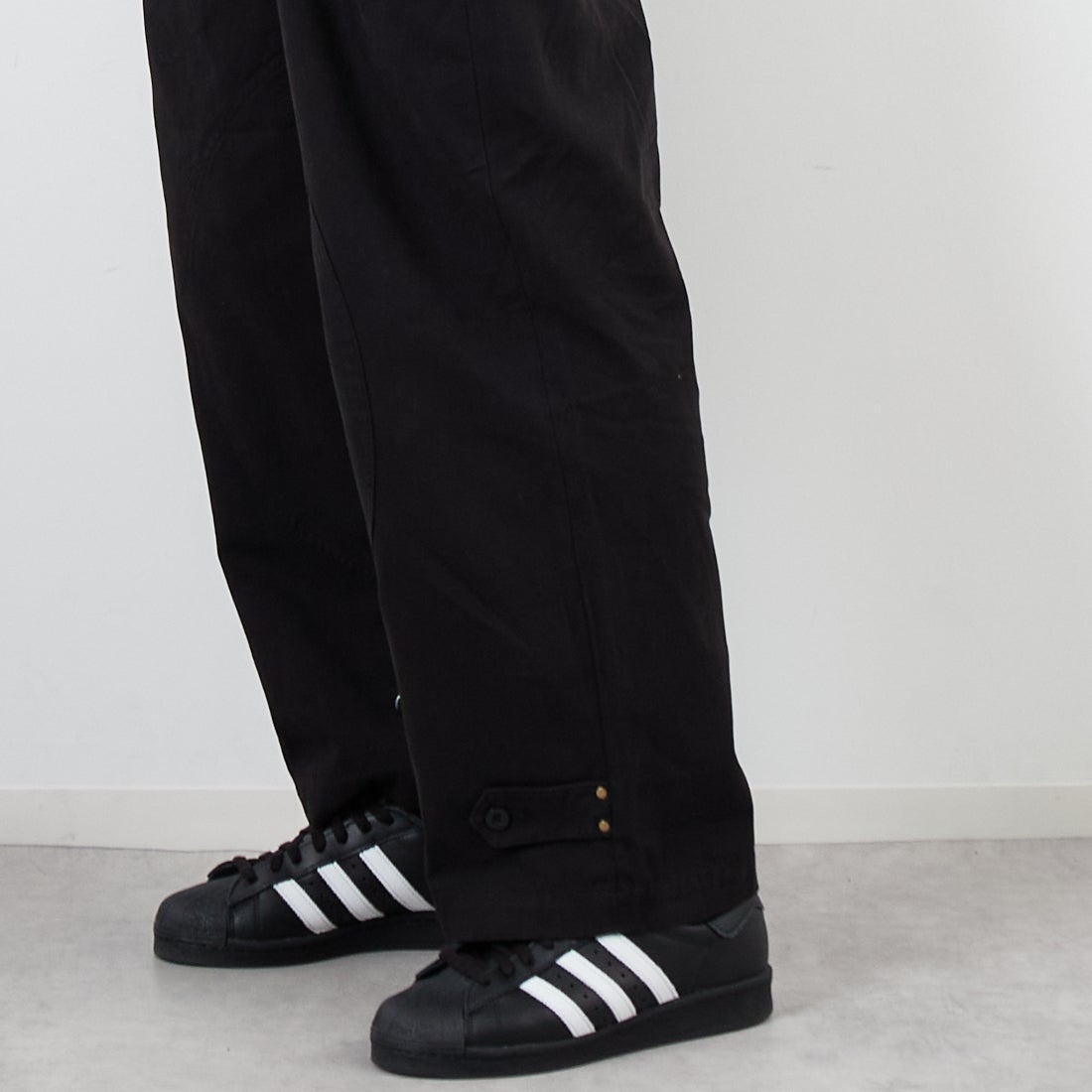 ARMY TWILL SANFORIZED [アーミーツイル サンフォライズド] ダックフィールドパンツ [AM-2555003] BLACK &&モデル身長：179cm 着用サイズ：L&&