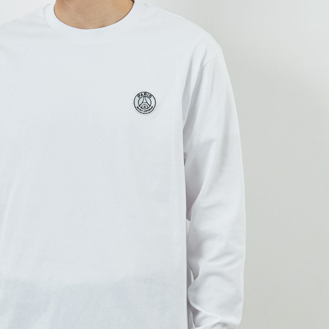 PARIS SAINT-GERMAN [パリ・サンジェルマン] PSG ビッグロゴ刺繍ロングスリーブTシャツ [PS0325FW0002] WHITE &&モデル身長：168cm 着用サイズ：M&&