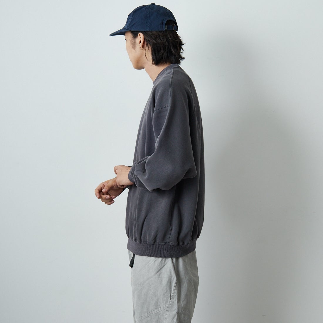 SEDAN ALL-PURPOSE [セダン オールパーパス] スプリットラグランスリーブ スウェットシャツ [SD25F-CT05] CHARCOAL &&モデル身長：179cm 着用サイズ：L&&