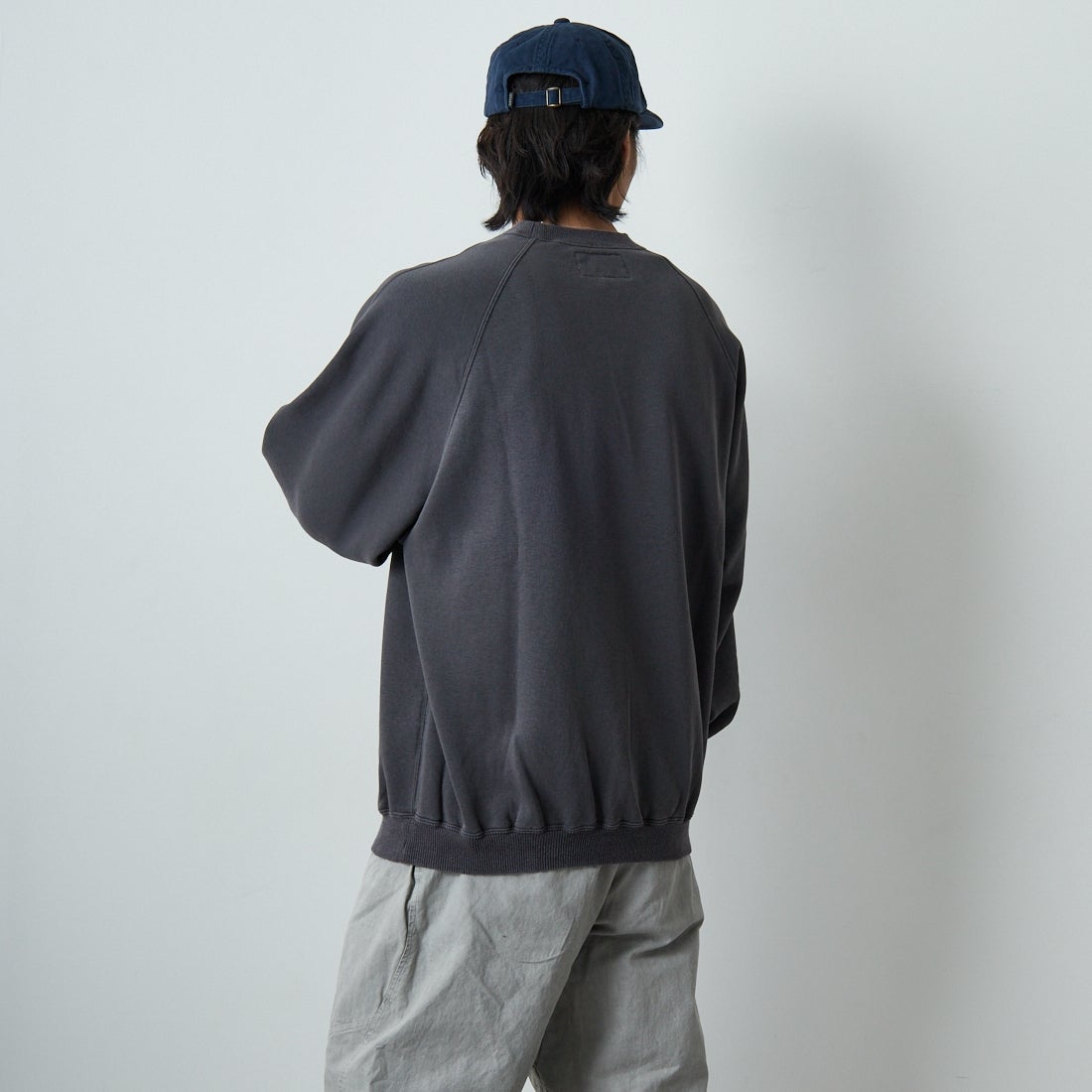 SEDAN ALL-PURPOSE [セダン オールパーパス] スプリットラグランスリーブ スウェットシャツ [SD25F-CT05] CHARCOAL &&モデル身長：179cm 着用サイズ：L&&