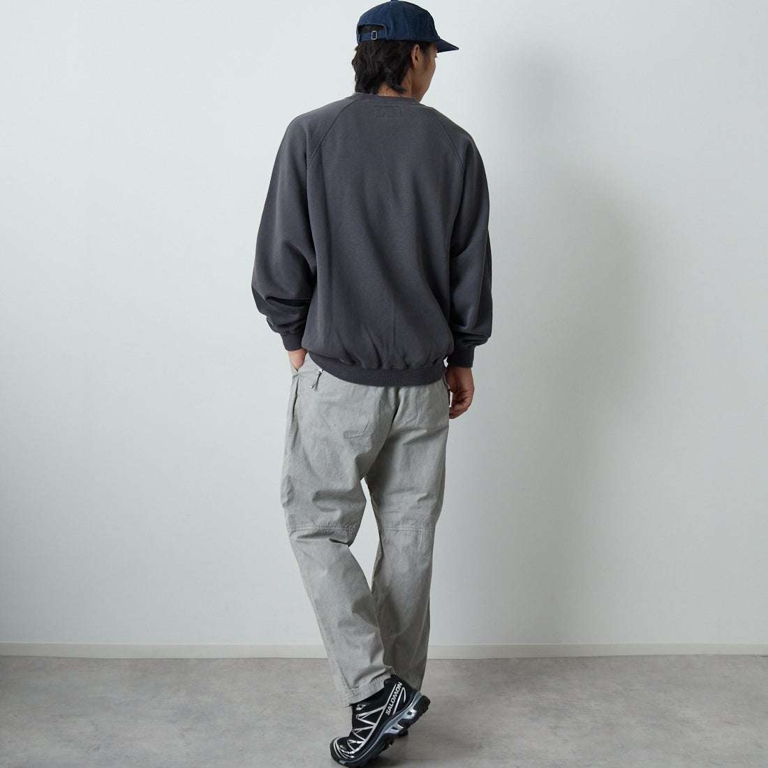 SEDAN ALL-PURPOSE [セダン オールパーパス] スプリットラグランスリーブ スウェットシャツ [SD25F-CT05] CHARCOAL &&モデル身長：179cm 着用サイズ：L&&