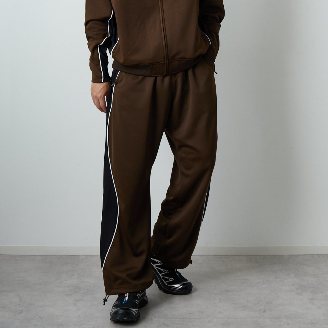 SEDAN ALL-PURPOSE [セダン オールパーパス] OGロゴ トラックパンツ [SD25F-PT05] BRN/BLK &&モデル身長：179cm 着用サイズ：L&&