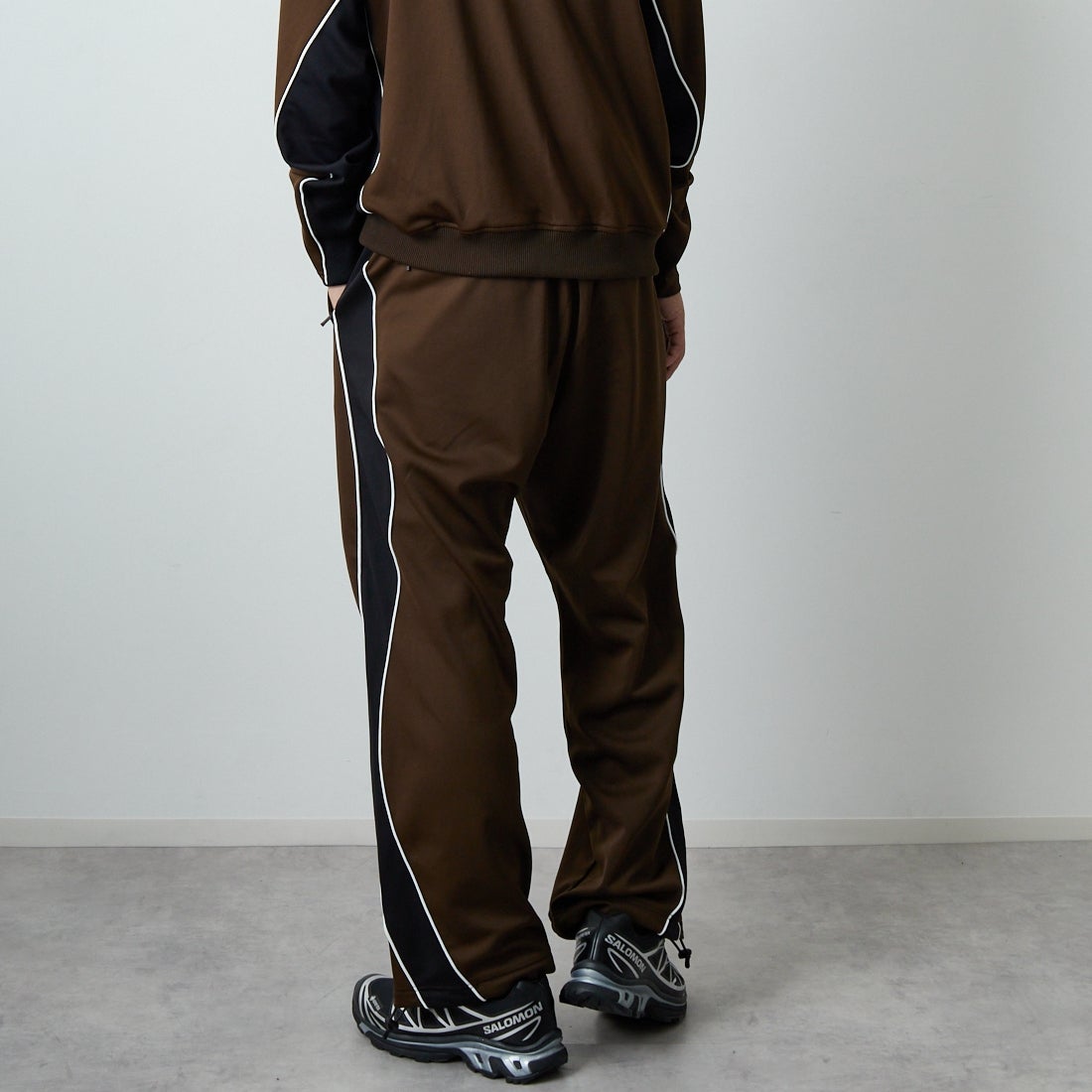 SEDAN ALL-PURPOSE [セダン オールパーパス] OGロゴ トラックパンツ [SD25F-PT05] BRN/BLK &&モデル身長：179cm 着用サイズ：L&&