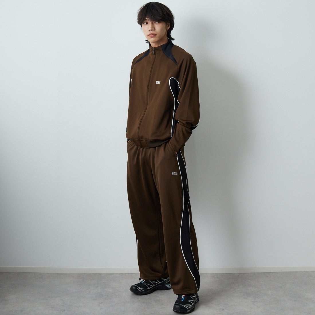 SEDAN ALL-PURPOSE [セダン オールパーパス] OGロゴ トラックパンツ [SD25F-PT05] BRN/BLK &&モデル身長：179cm 着用サイズ：L&&