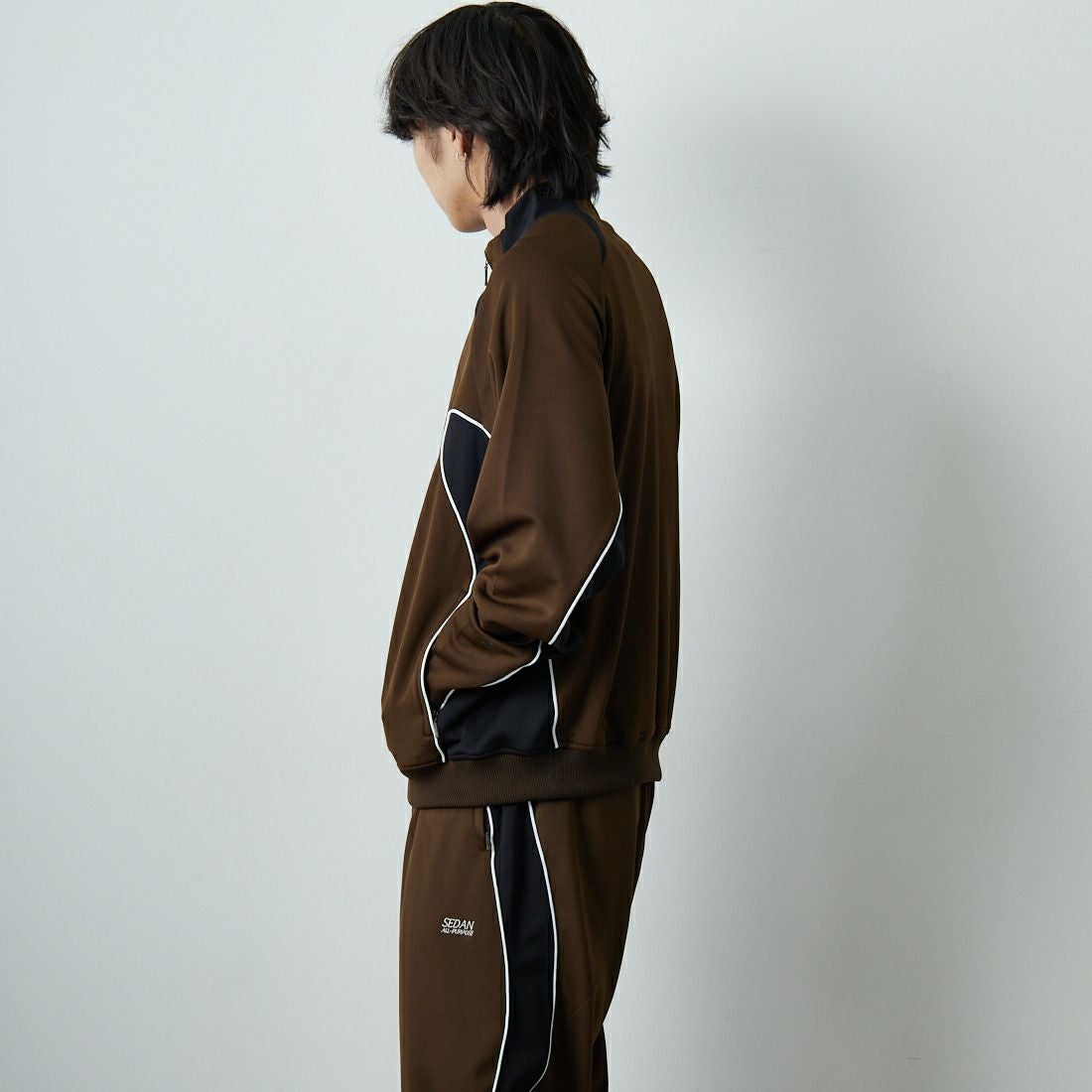 SEDAN ALL-PURPOSE [セダン オールパーパス] OGロゴ トラックジャケット [SD25F-CT04] BRN/BLK &&モデル身長：179cm 着用サイズ：L&&