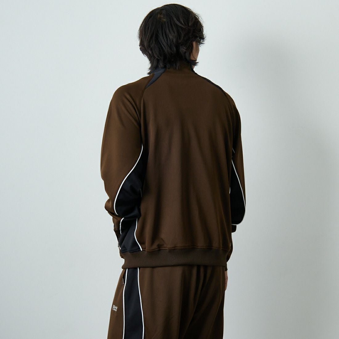 SEDAN ALL-PURPOSE [セダン オールパーパス] OGロゴ トラックジャケット [SD25F-CT04] BRN/BLK &&モデル身長：179cm 着用サイズ：L&&