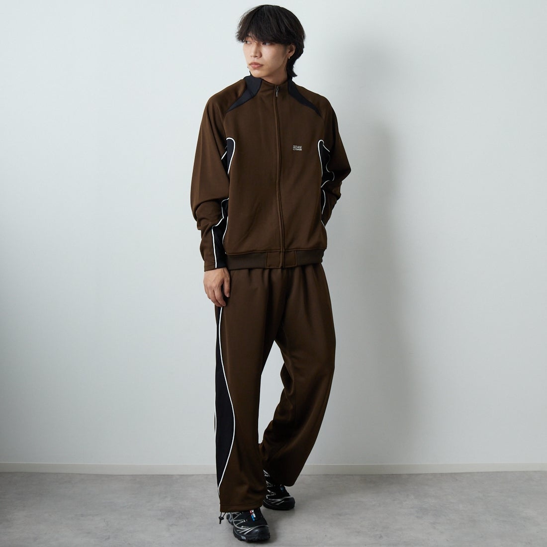 SEDAN ALL-PURPOSE [セダン オールパーパス] OGロゴ トラックジャケット [SD25F-CT04] BRN/BLK &&モデル身長：179cm 着用サイズ：L&&