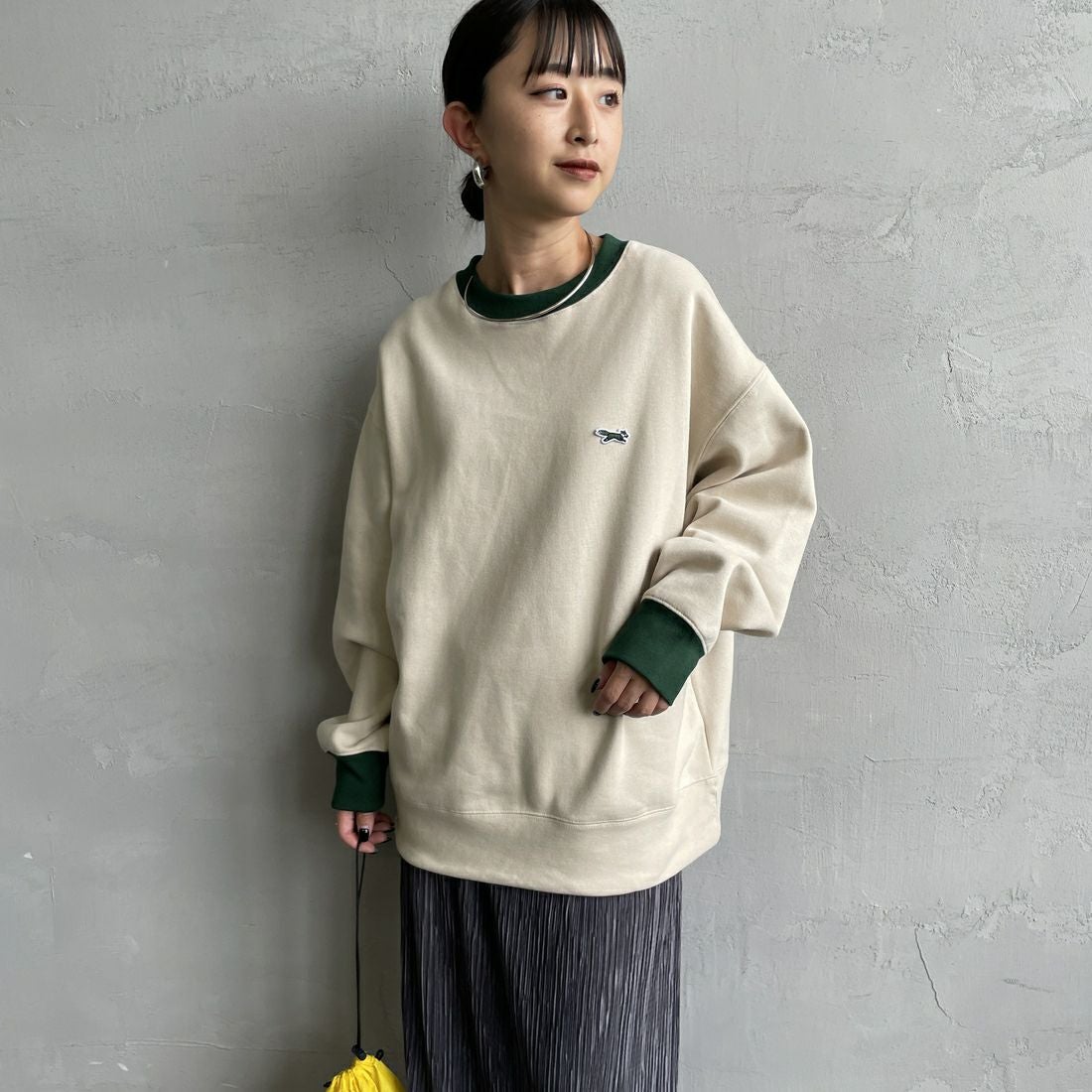 THE FOX [ザフォックス] 別注 ドローコード付きクルーネックスウェット [JFL25AW-01-JF] NAT/GRN &&モデル身長：150cm 着用サイズ：S&&