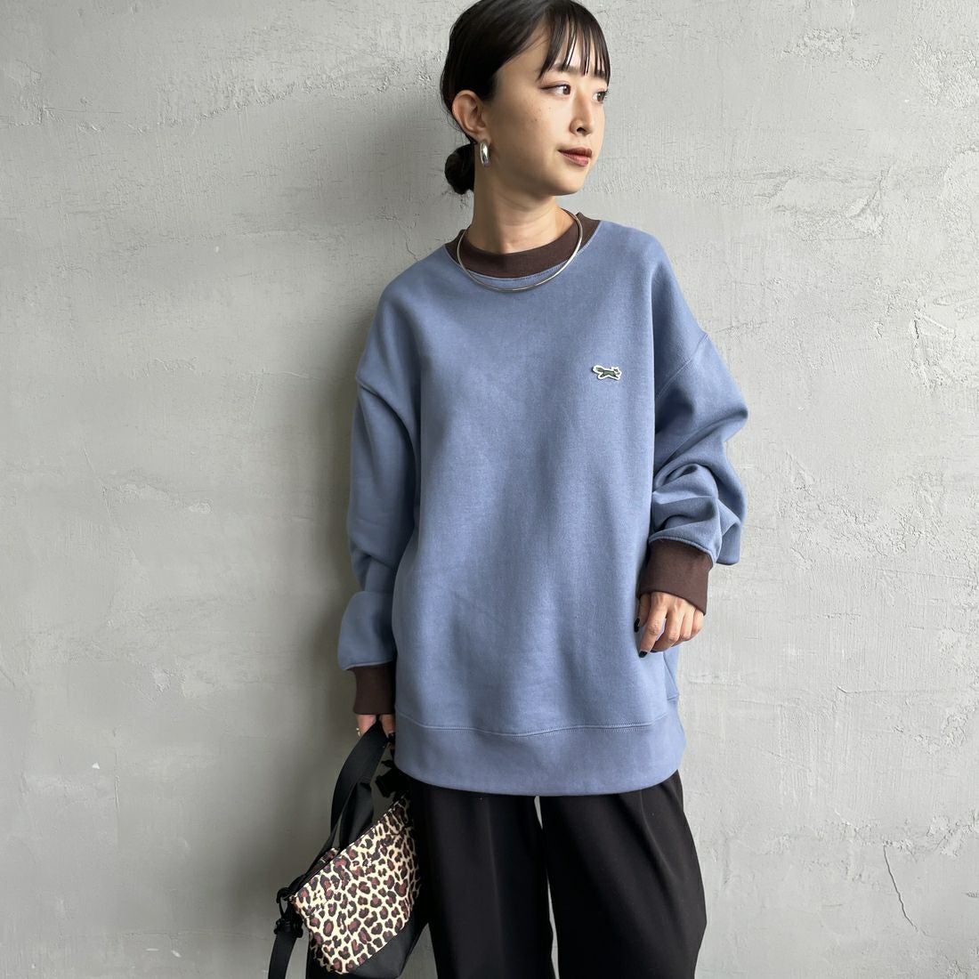 THE FOX [ザフォックス] 別注 ドローコード付きクルーネックスウェット [JFL25AW-01-JF] BLU/BRN &&モデル身長：150cm 着用サイズ：S&&