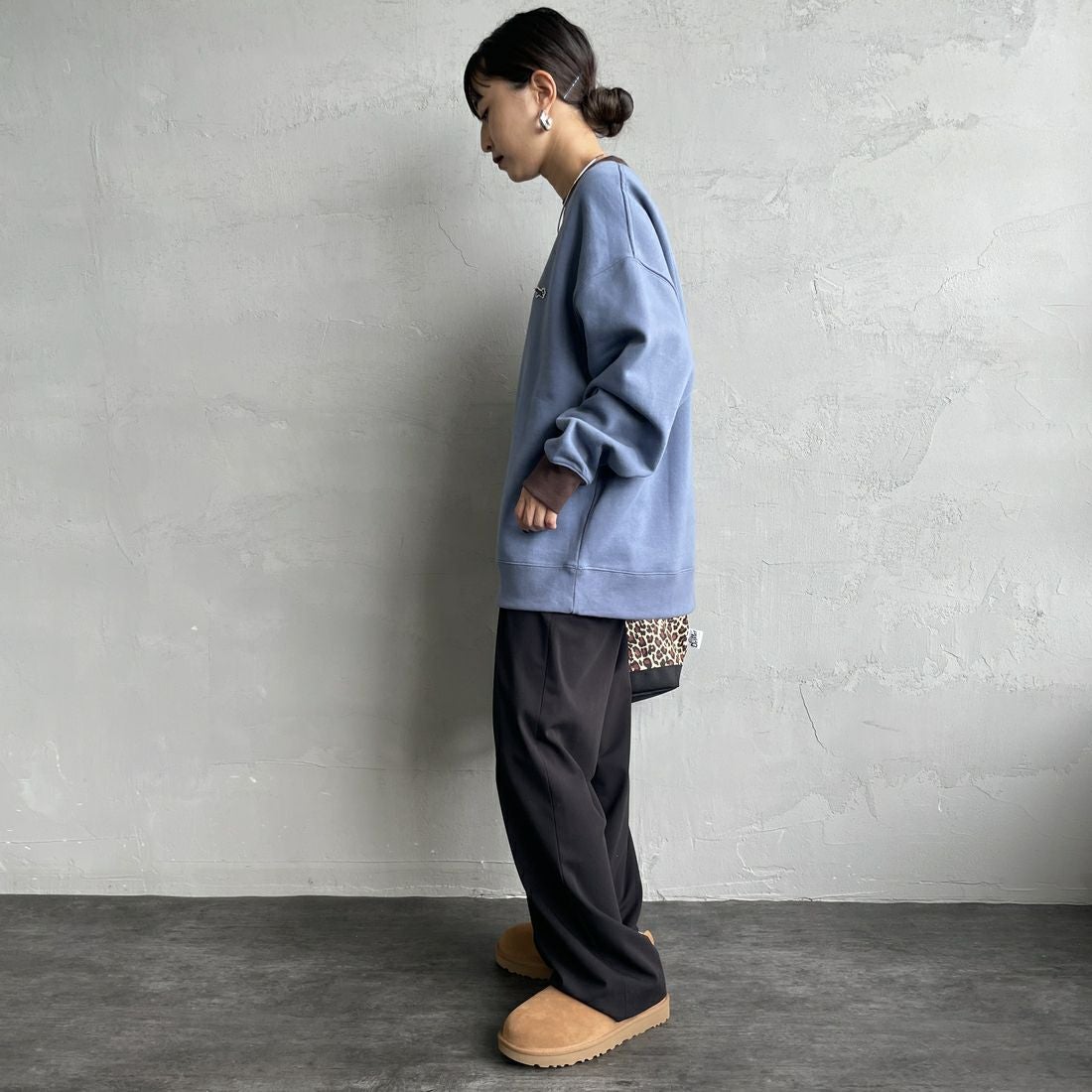 THE FOX [ザフォックス] 別注 ドローコード付きクルーネックスウェット [JFL25AW-01-JF] BLU/BRN &&モデル身長：150cm 着用サイズ：S&&