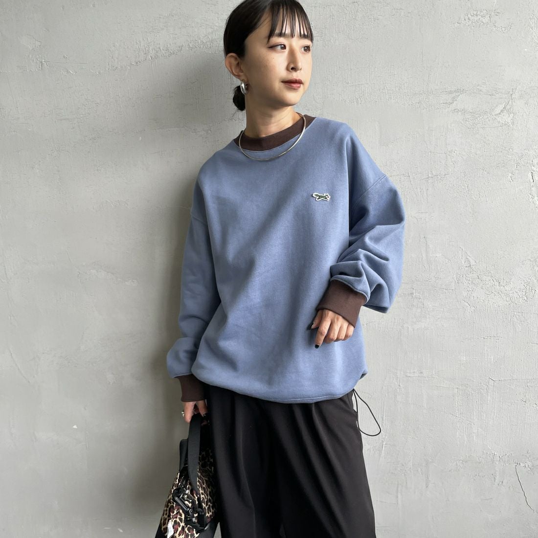 THE FOX [ザフォックス] 別注 ドローコード付きクルーネックスウェット [JFL25AW-01-JF] BLU/BRN &&モデル身長：150cm 着用サイズ：S&&
