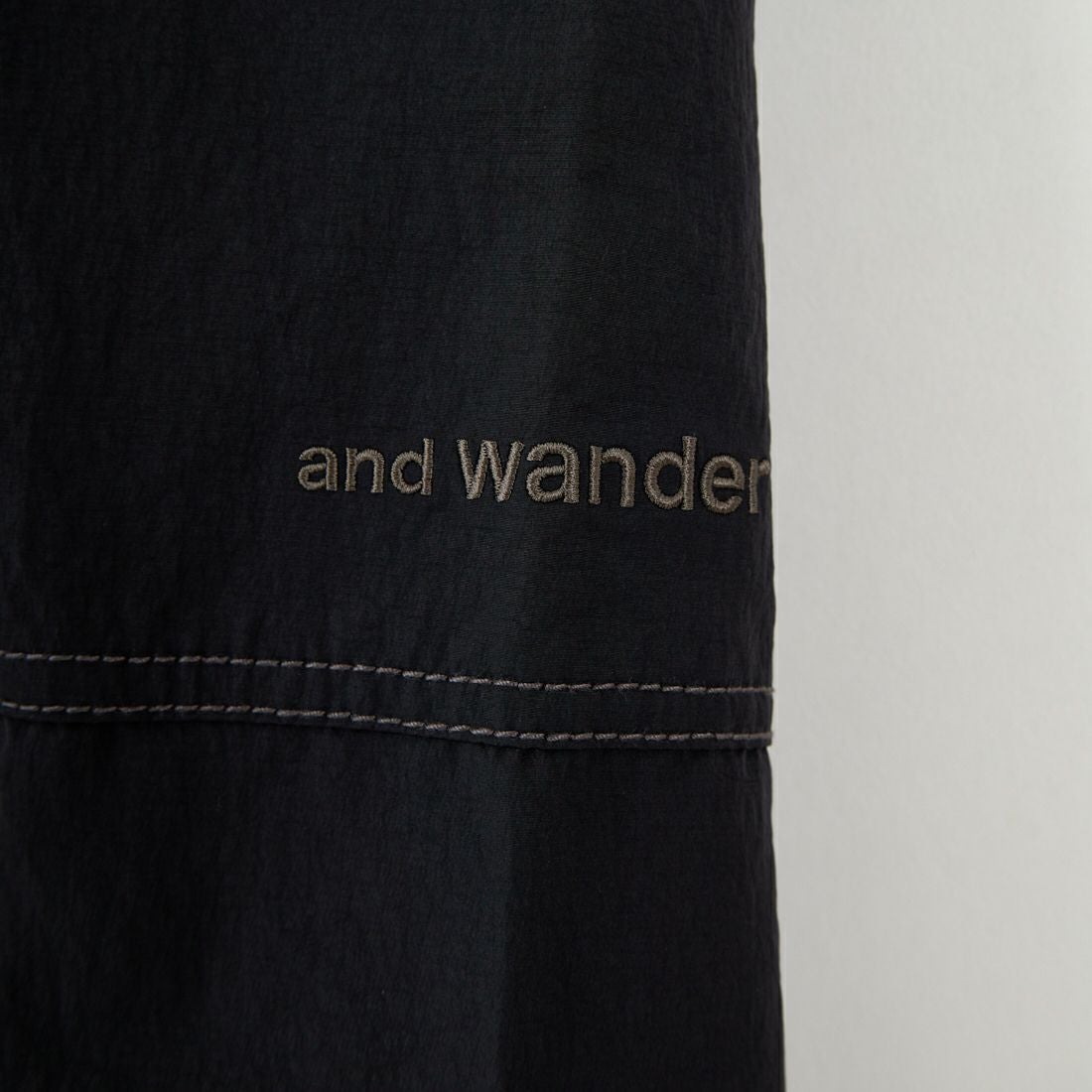 and wander [アンドワンダー] クリンクルドナイロンパンツ [5745282076] BLACK