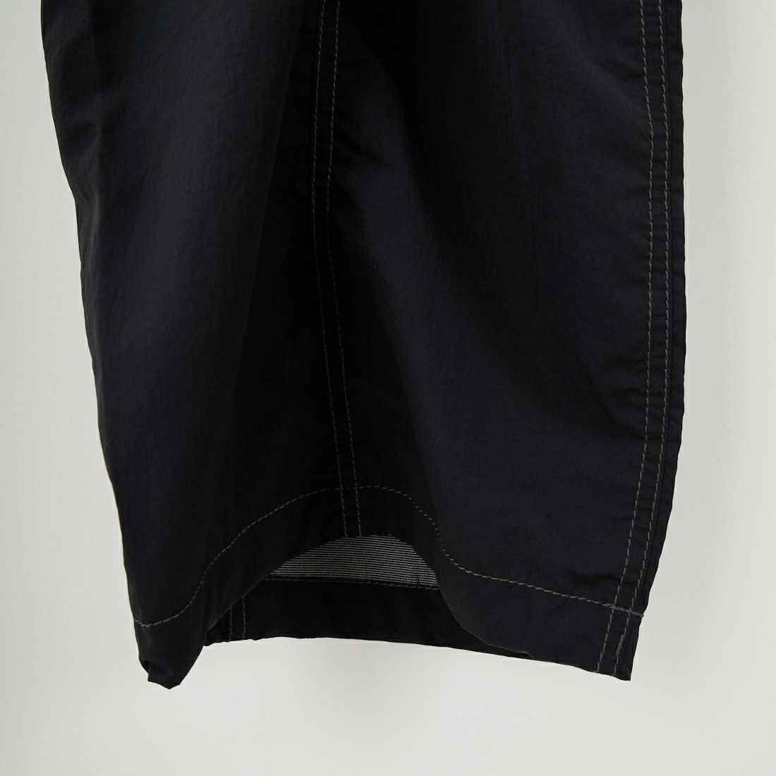 and wander [アンドワンダー] クリンクルドナイロンパンツ [5745282076] BLACK