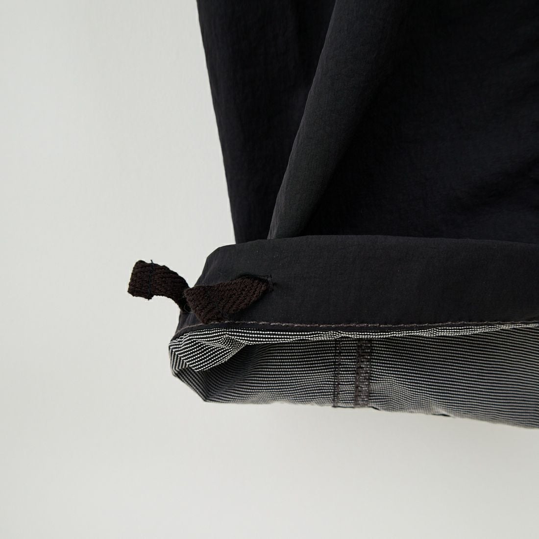 and wander [アンドワンダー] クリンクルドナイロンパンツ [5745282076] BLACK