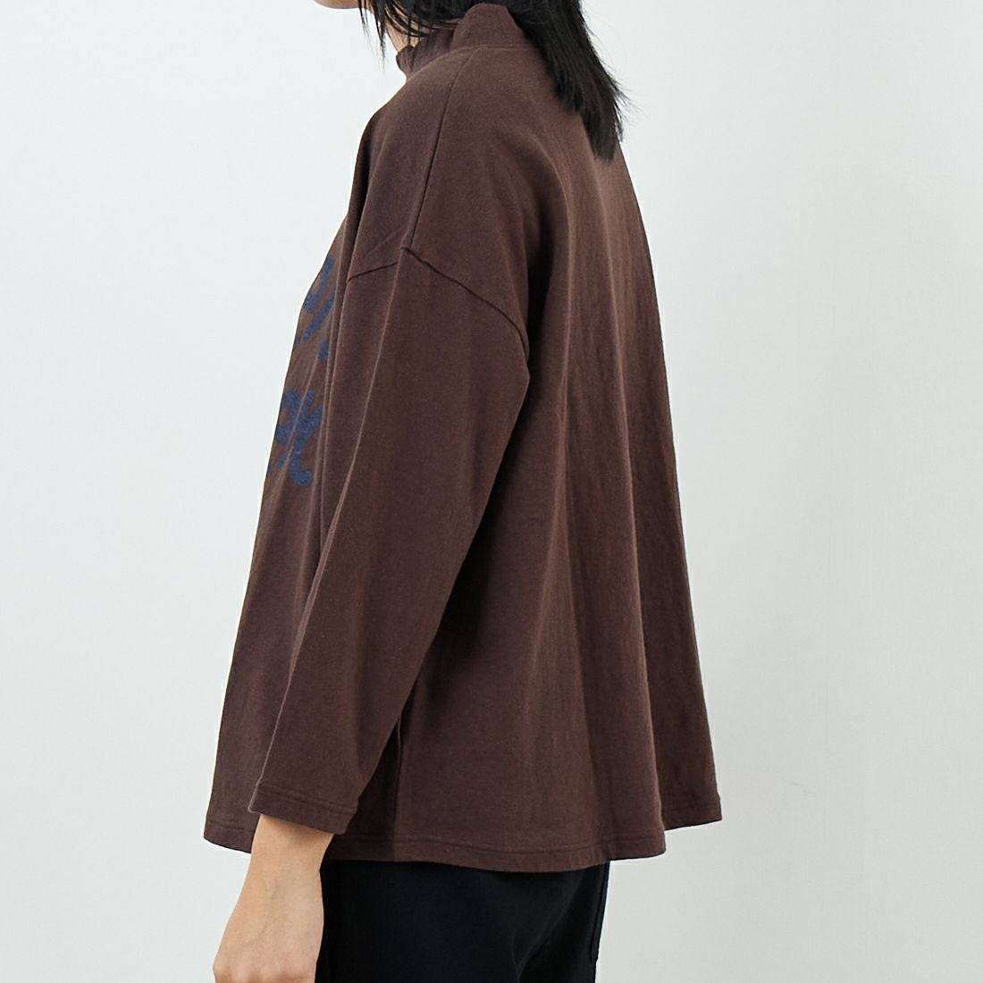 tumugu: [ツムグ] ラフィ天竺プリントTシャツ [TC25304] 16 BROWN tumugu: [ツムグ] ラフィ天竺プリントTシャツ [TC25304] 16 BROWN &&モデル身長：167cm 着用サイズ：F&&