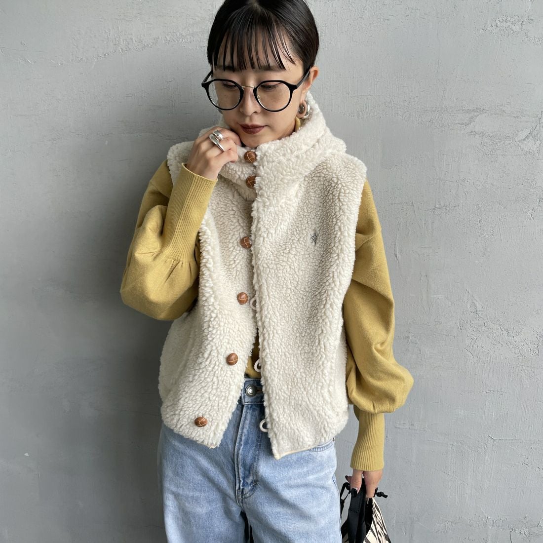 Gymphlex [ジムフレックス] ボアフーデッドショートベスト [GY-A0726BOA] OYSTER WHT &&モデル身長：150cm 着用サイズ：14&&