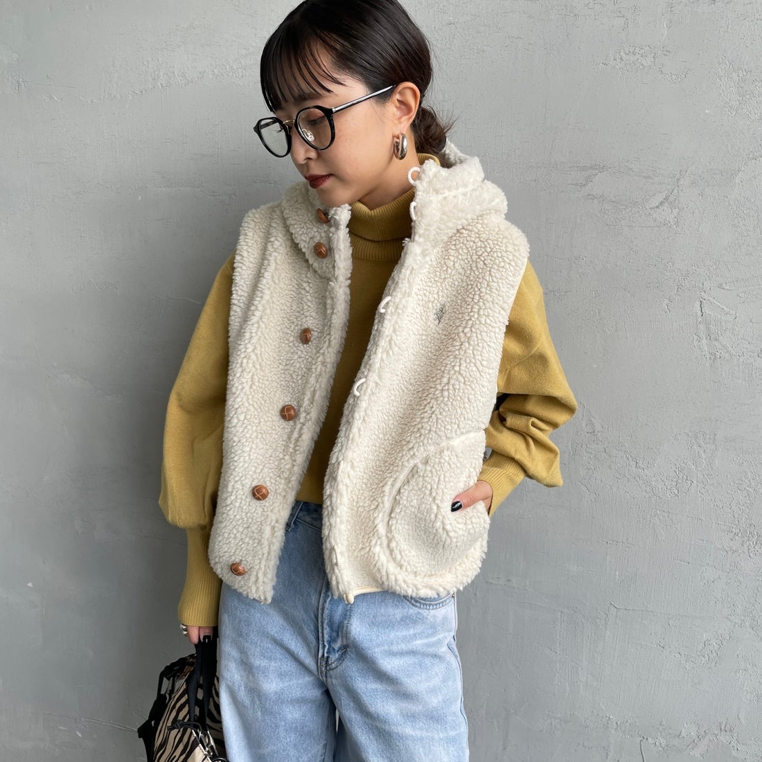 Gymphlex [ジムフレックス] ボアフーデッドショートベスト [GY-A0726BOA] OYSTER WHT &&モデル身長：150cm 着用サイズ：14&&