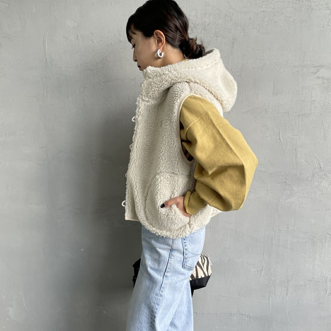 Gymphlex [ジムフレックス] ボアフーデッドショートベスト [GY-A0726BOA] OYSTER WHT &&モデル身長：150cm 着用サイズ：14&&