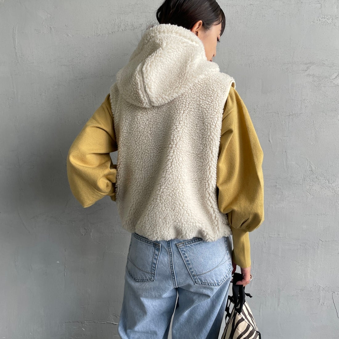 Gymphlex [ジムフレックス] ボアフーデッドショートベスト [GY-A0726BOA] OYSTER WHT &&モデル身長：150cm 着用サイズ：14&&