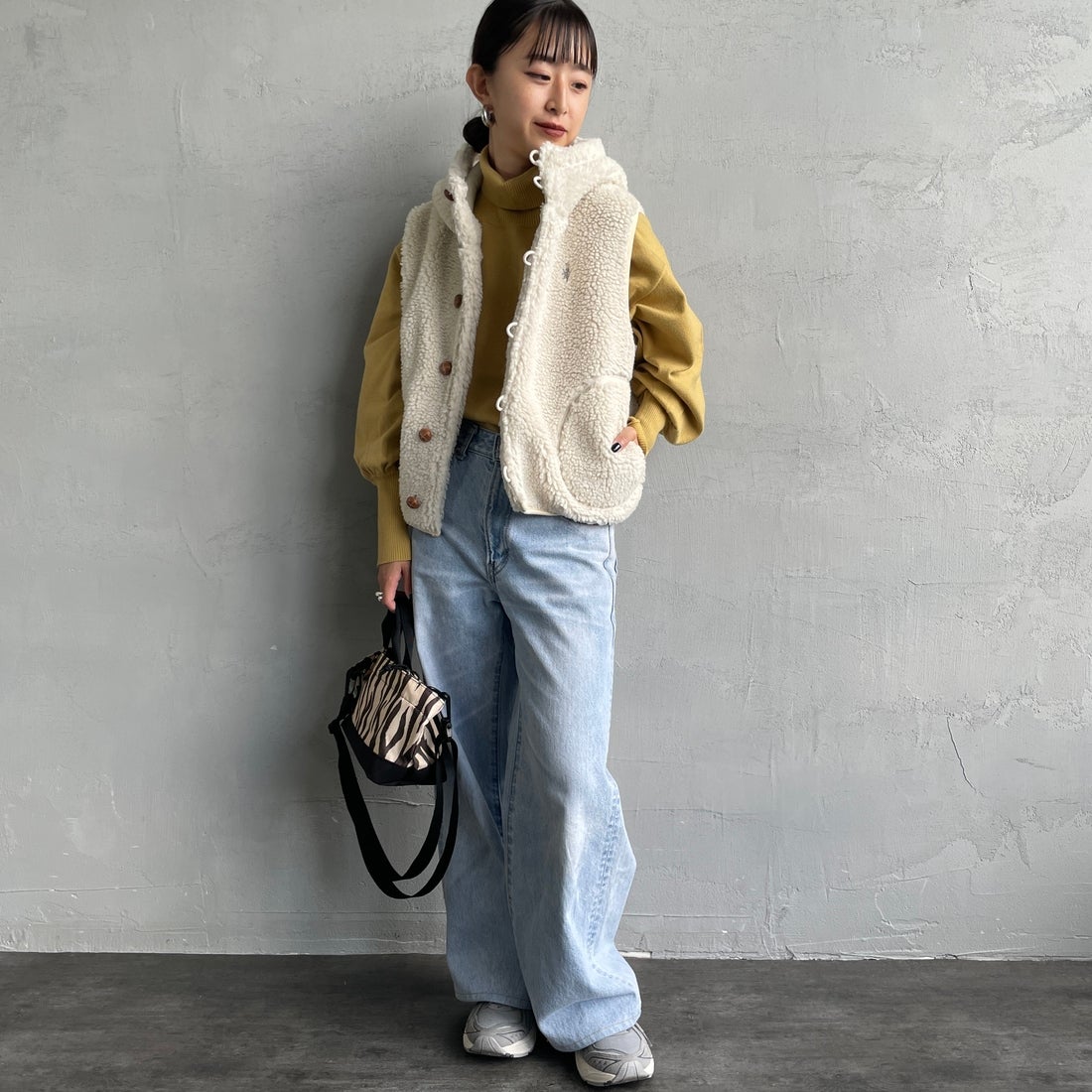 Gymphlex [ジムフレックス] ボアフーデッドショートベスト [GY-A0726BOA] OYSTER WHT &&モデル身長：150cm 着用サイズ：14&&