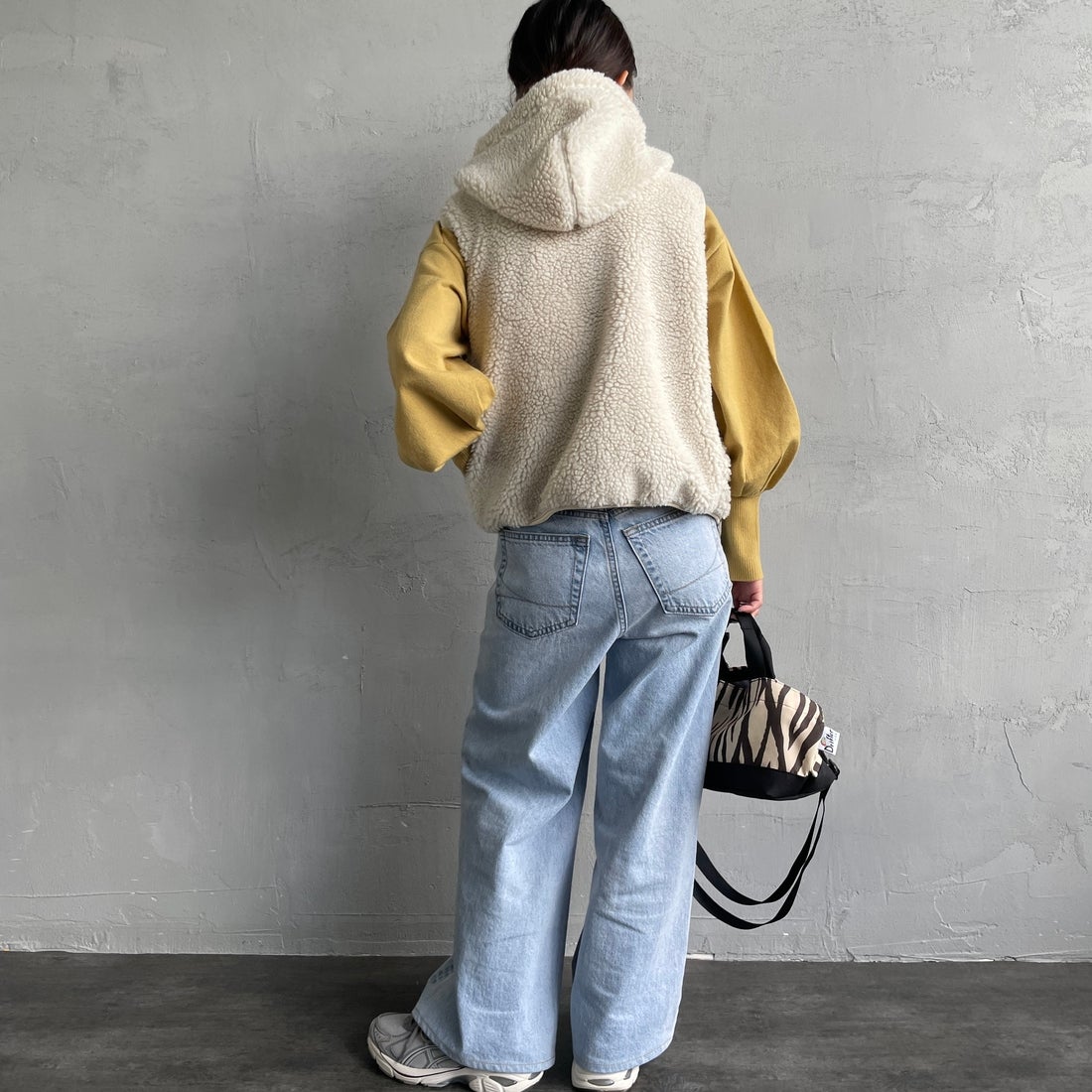 Gymphlex [ジムフレックス] ボアフーデッドショートベスト [GY-A0726BOA] OYSTER WHT &&モデル身長：150cm 着用サイズ：14&&