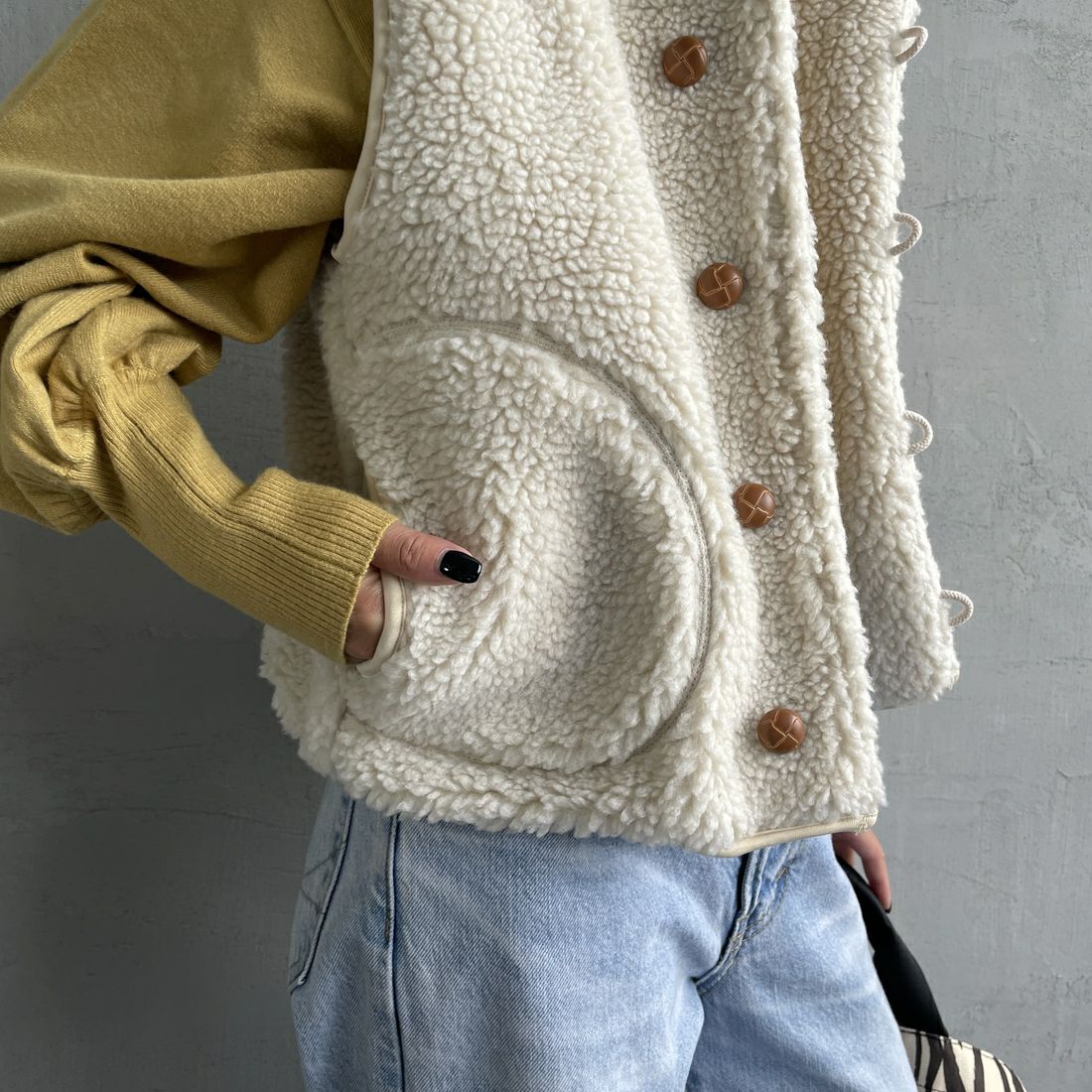 Gymphlex [ジムフレックス] ボアフーデッドショートベスト [GY-A0726BOA] OYSTER WHT &&モデル身長：150cm 着用サイズ：14&&