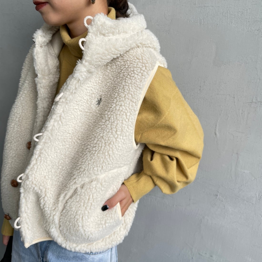Gymphlex [ジムフレックス] ボアフーデッドショートベスト [GY-A0726BOA] OYSTER WHT &&モデル身長：150cm 着用サイズ：14&&