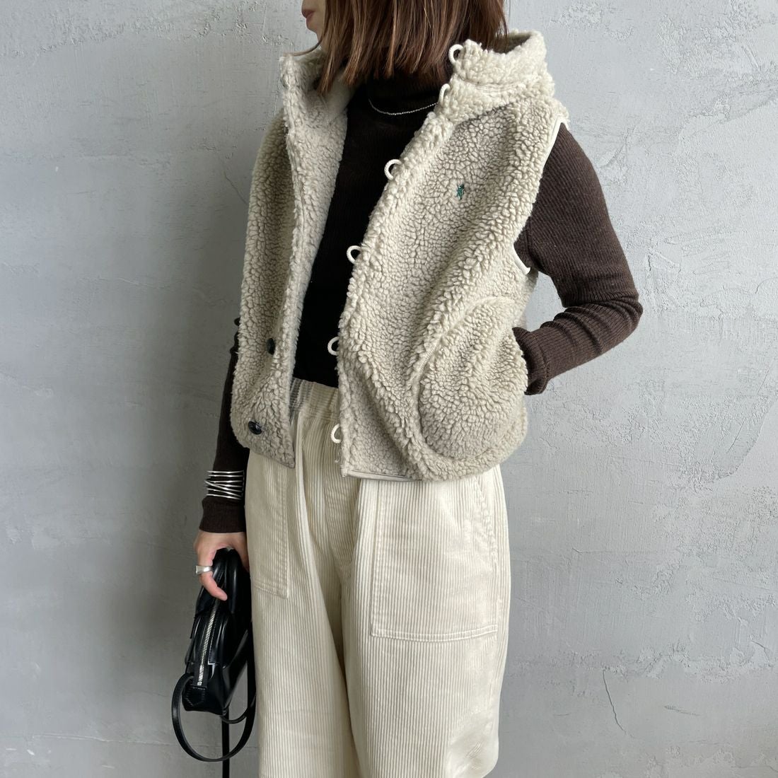 Gymphlex [ジムフレックス] ボアフーデッドショートベスト [GY-A0726BOA] TAUPE &&モデル身長：158cm 着用サイズ：14&&
