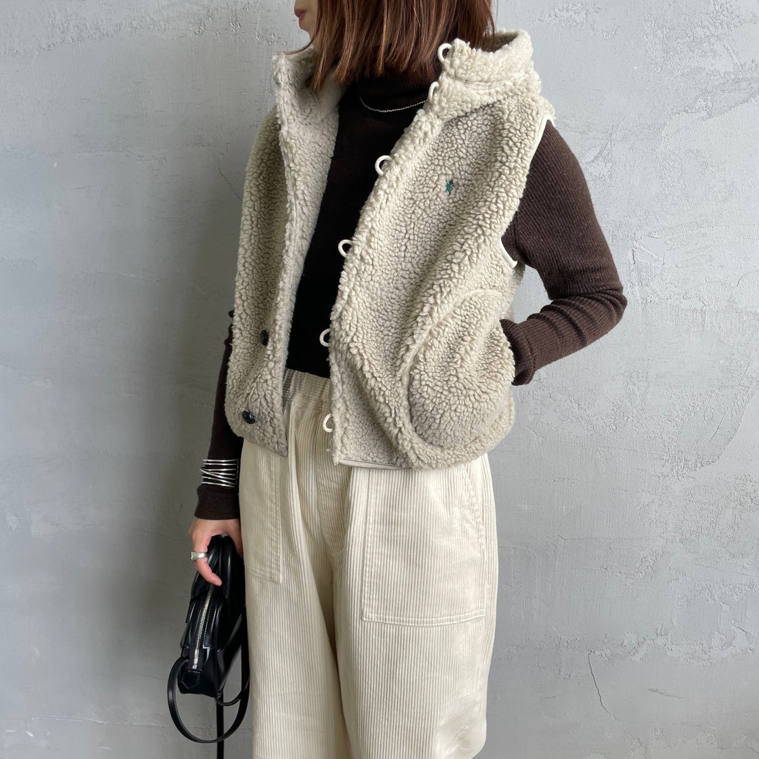 Gymphlex [ジムフレックス] ボアフーデッドショートベスト [GY-A0726BOA] TAUPE &&モデル身長：158cm 着用サイズ：14&&