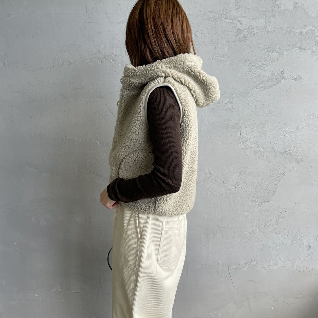 Gymphlex [ジムフレックス] ボアフーデッドショートベスト [GY-A0726BOA] TAUPE &&モデル身長：158cm 着用サイズ：14&&