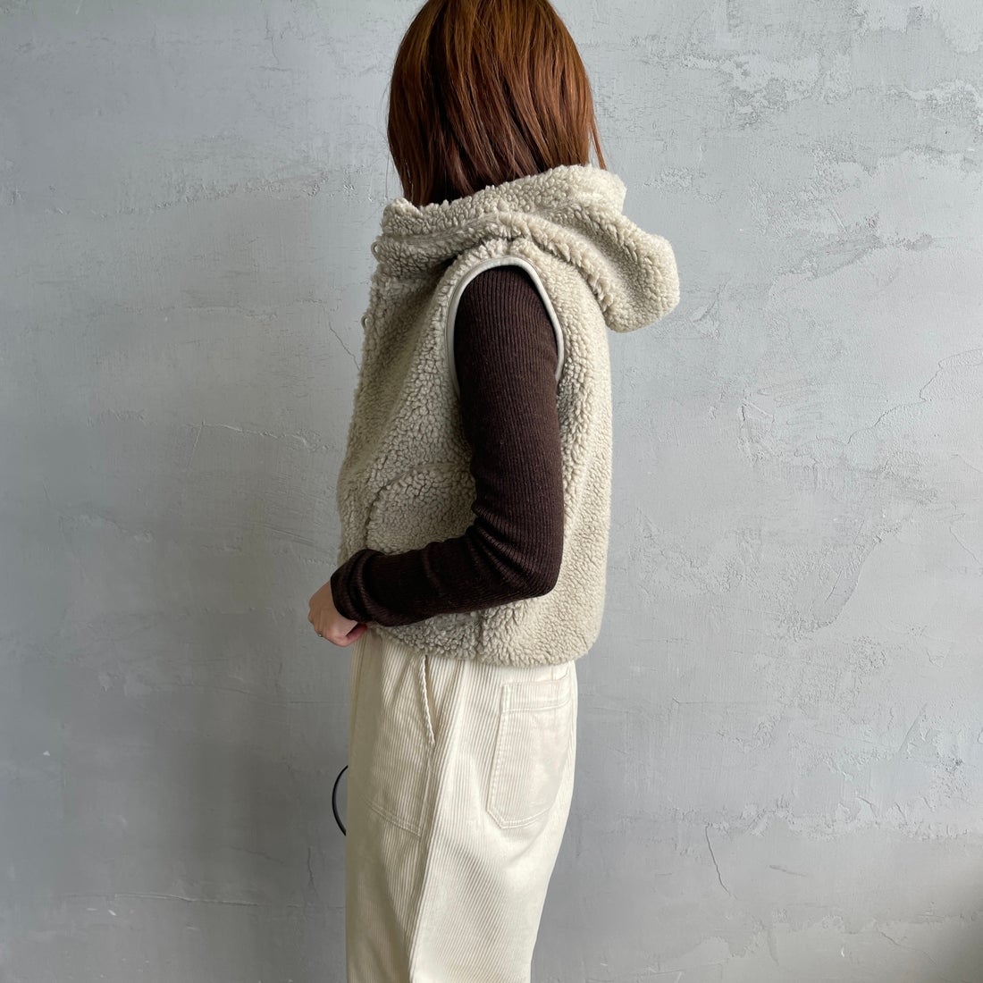 Gymphlex [ジムフレックス] ボアフーデッドショートベスト [GY-A0726BOA] TAUPE &&モデル身長：158cm 着用サイズ：14&&