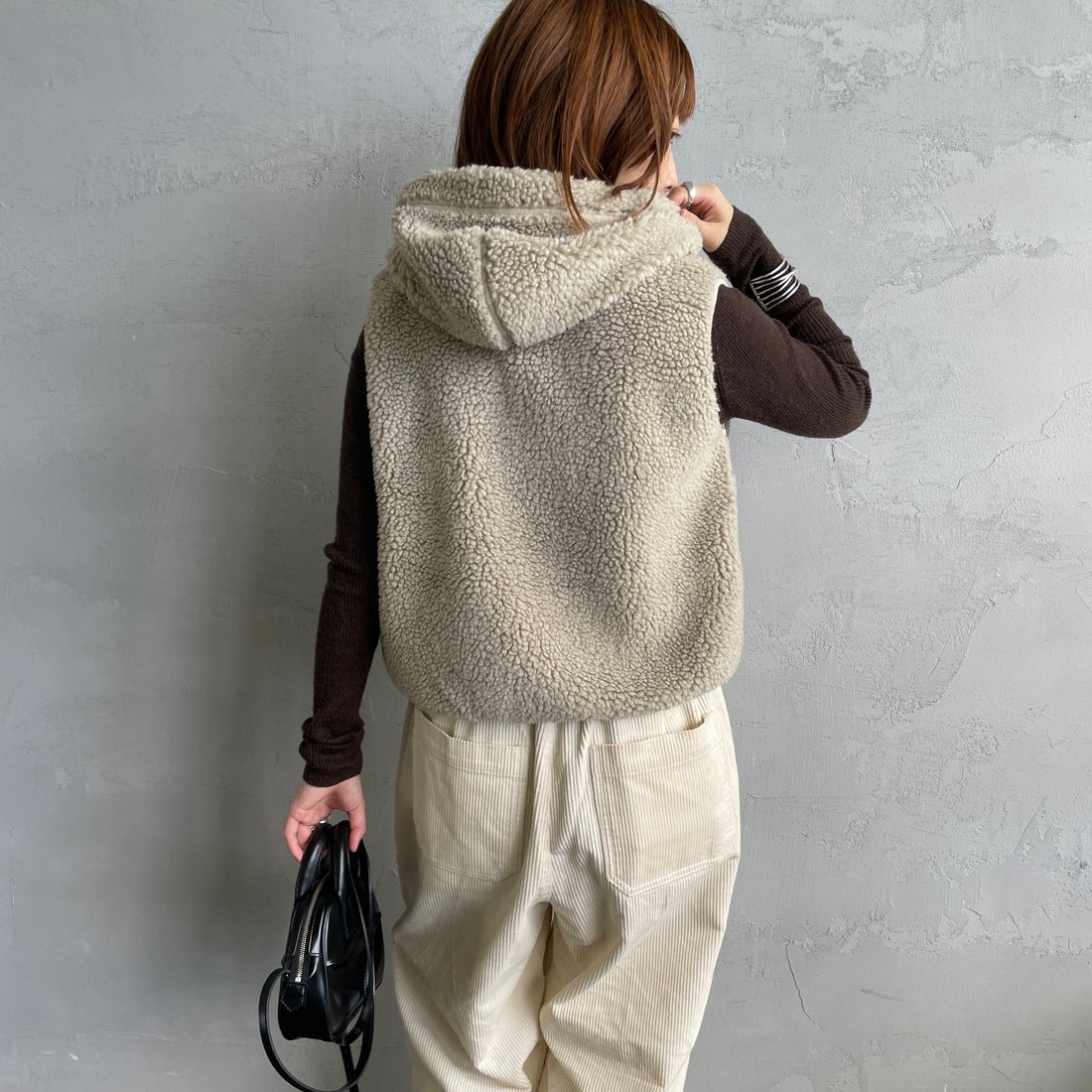 Gymphlex [ジムフレックス] ボアフーデッドショートベスト [GY-A0726BOA] TAUPE &&モデル身長：158cm 着用サイズ：14&&