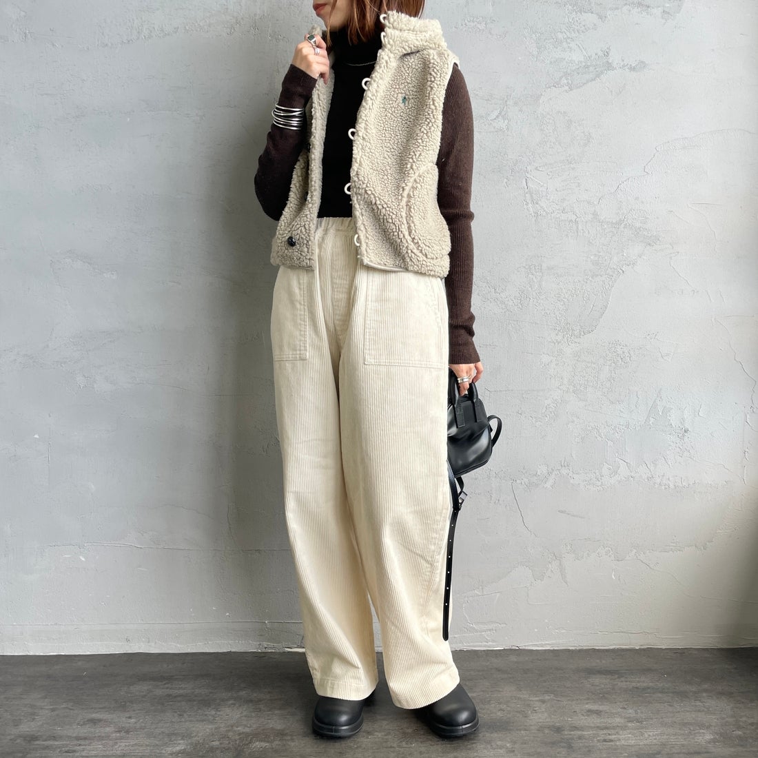 Gymphlex [ジムフレックス] ボアフーデッドショートベスト [GY-A0726BOA] TAUPE &&モデル身長：158cm 着用サイズ：14&&