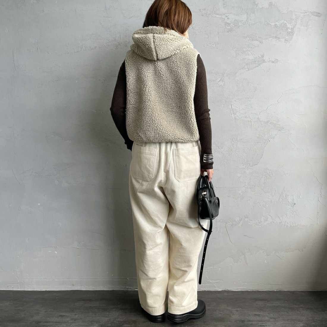 Gymphlex [ジムフレックス] ボアフーデッドショートベスト [GY-A0726BOA] TAUPE &&モデル身長：158cm 着用サイズ：14&&