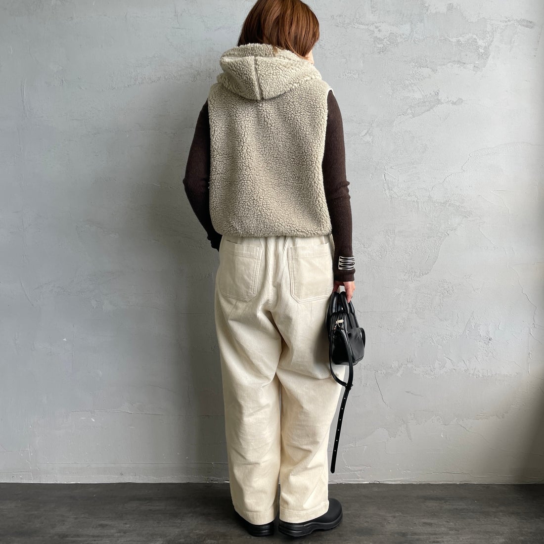 Gymphlex [ジムフレックス] ボアフーデッドショートベスト [GY-A0726BOA] TAUPE &&モデル身長：158cm 着用サイズ：14&&