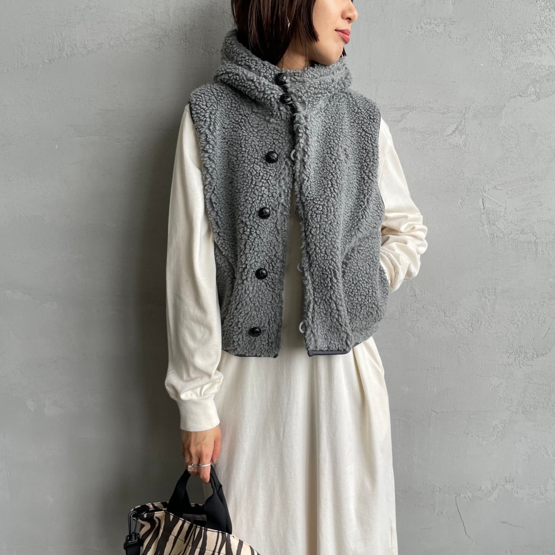 Gymphlex [ジムフレックス] ボアフーデッドショートベスト [GY-A0726BOA] DK.H.GREY &&モデル身長：159cm 着用サイズ：14&&