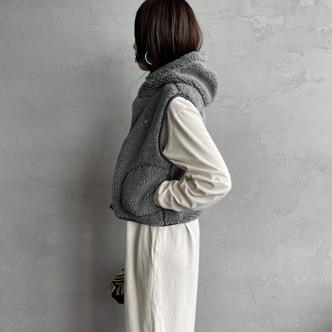 Gymphlex [ジムフレックス] ボアフーデッドショートベスト [GY-A0726BOA] DK.H.GREY &&モデル身長：160cm 着用サイズ：14&&