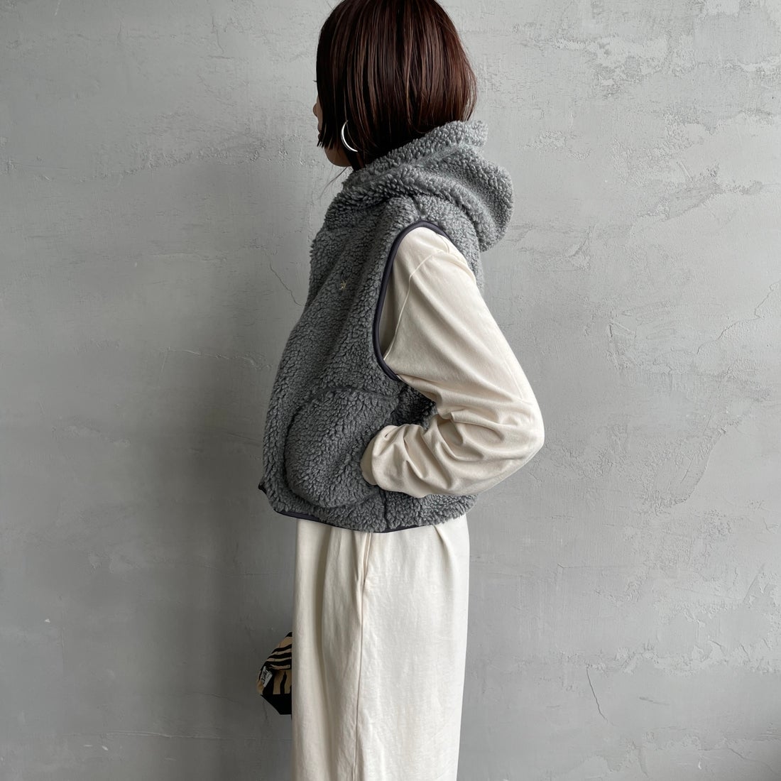 Gymphlex [ジムフレックス] ボアフーデッドショートベスト [GY-A0726BOA] DK.H.GREY &&モデル身長：159cm 着用サイズ：14&&